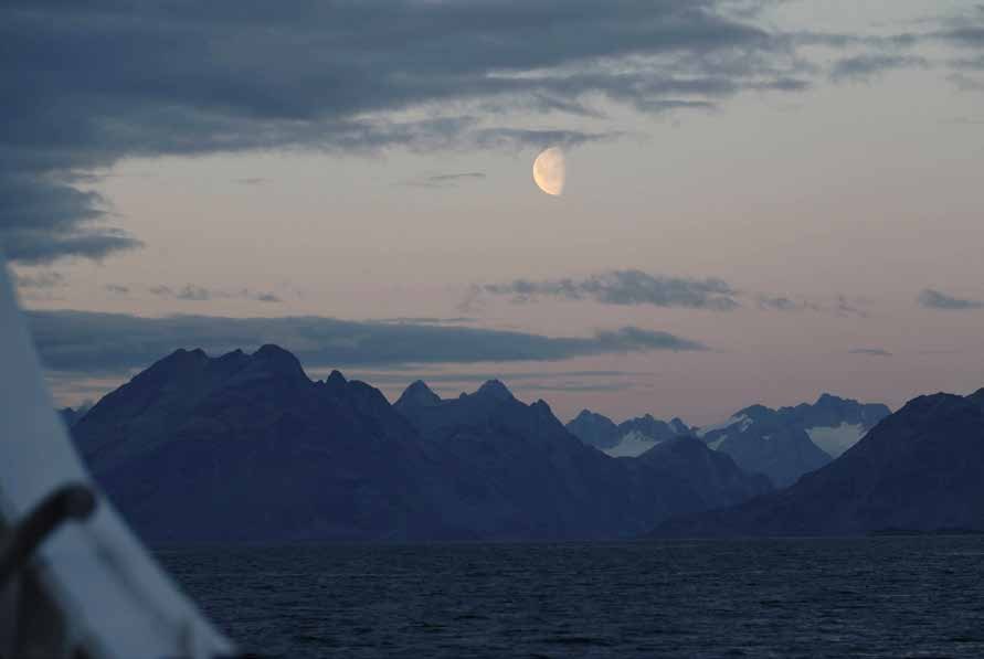 Mond über der Bergsilhouette.