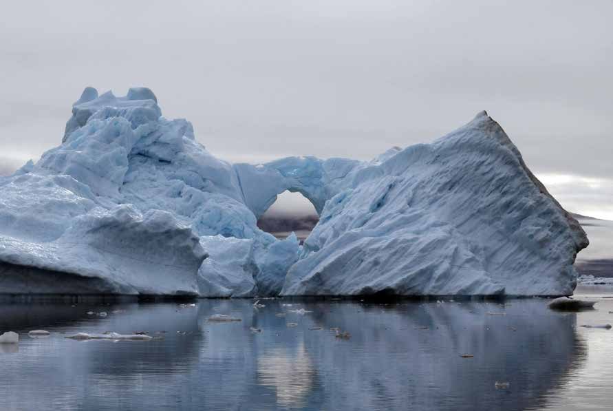 Eisberg im Sermilik-Fjord, gespiegelt im völlig stillen Wasser.