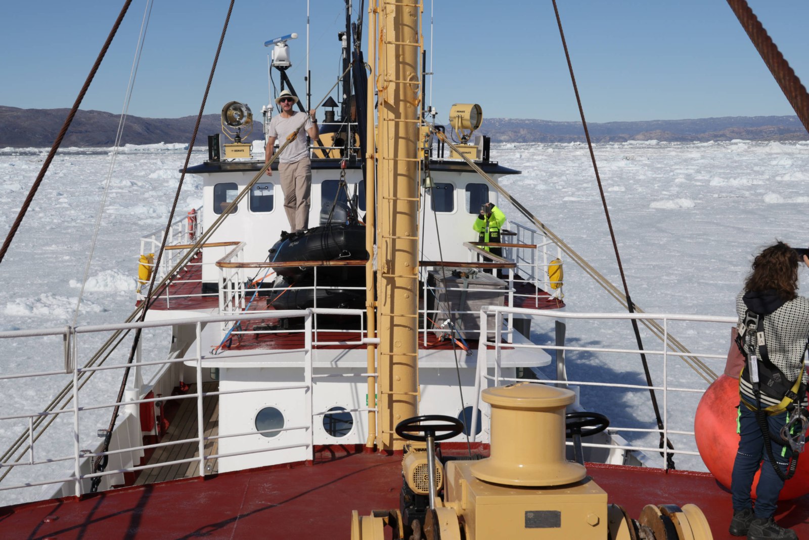Die MS CAPE RACE treibt mit abgeschaltetem Motor im Eis vor einer Gletscherfront in Grönland