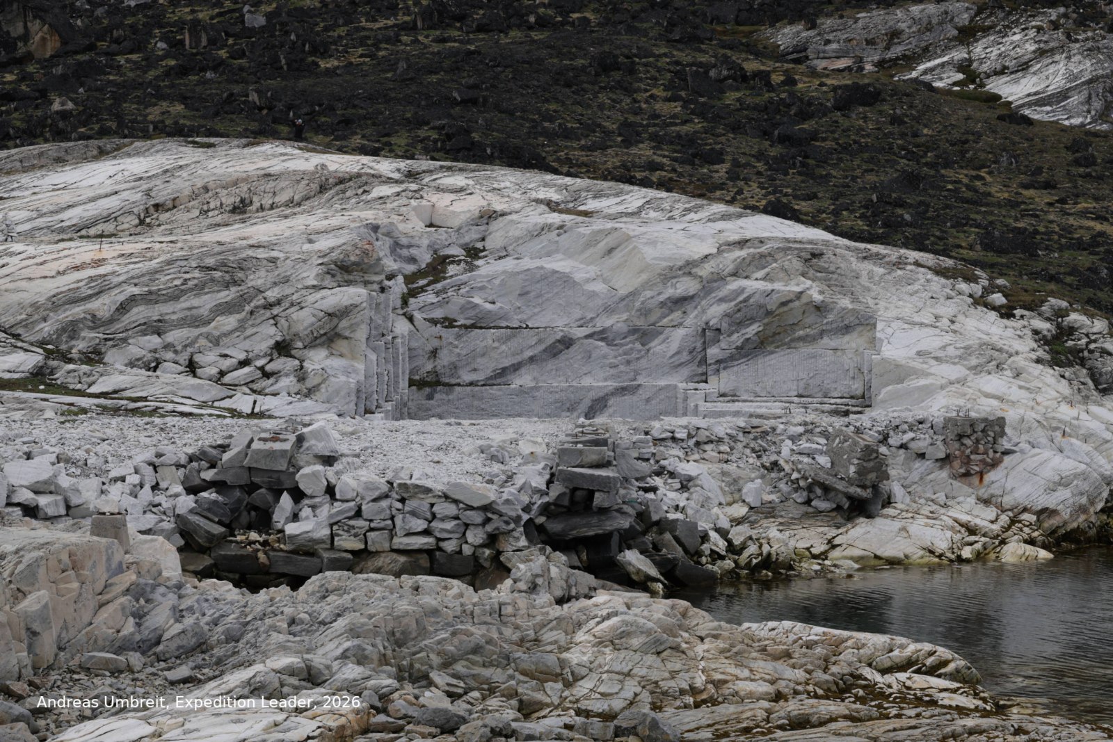 Reste einer nach wenigen Jahren aufgegebenen Marmorgrube an der Küste Westgrönlands
