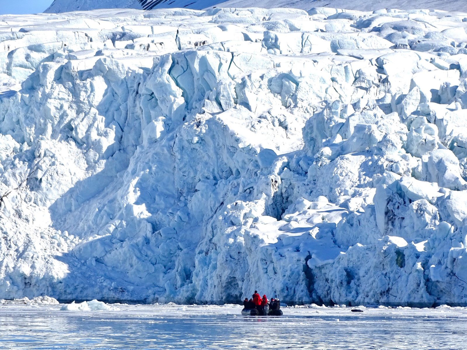 Zodiac vor der Gletscherfront im Lilliehöökfjord, Spitzbergen