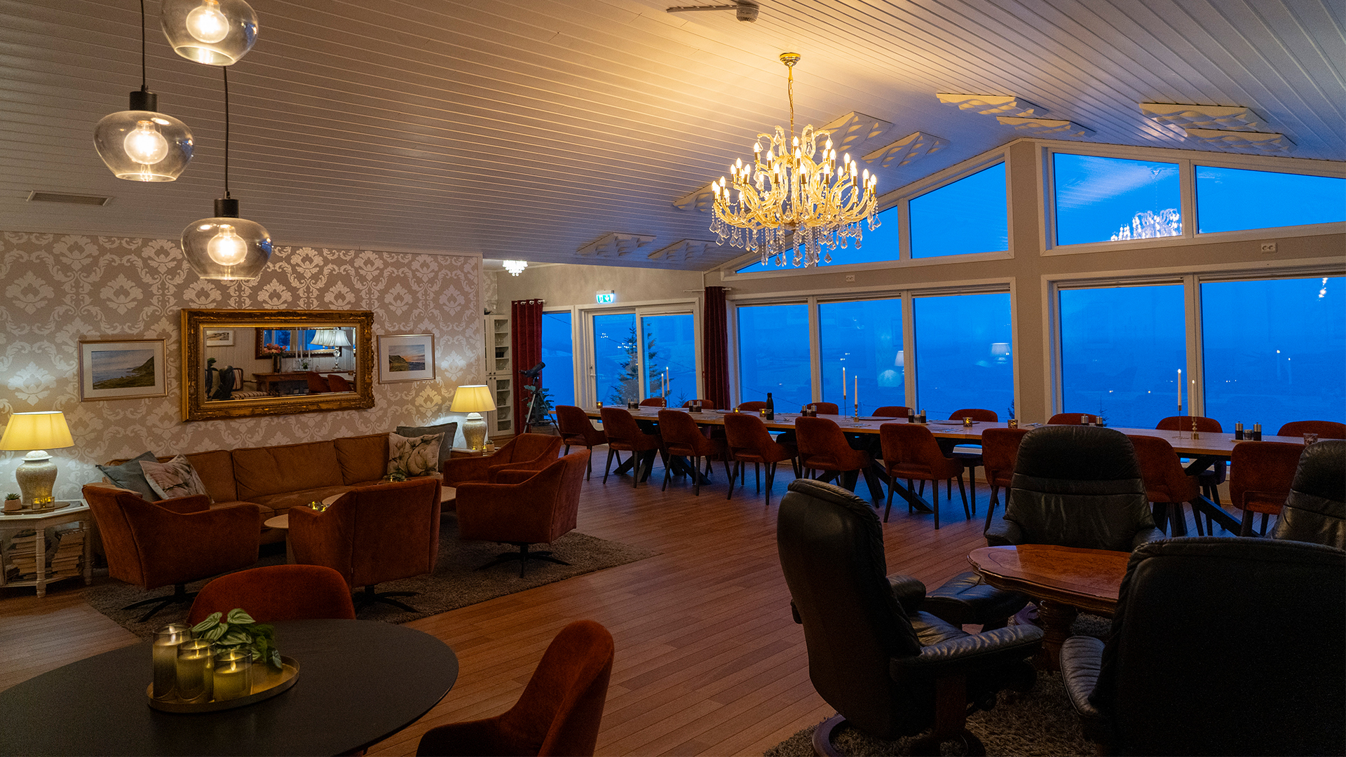 Drawing Room — Kamin & Bibliothek
